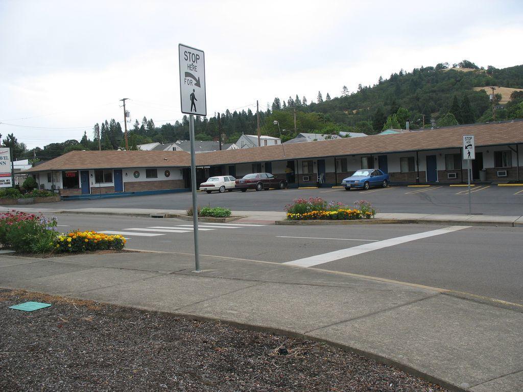 Travel Inn Roseburg Exterior photo